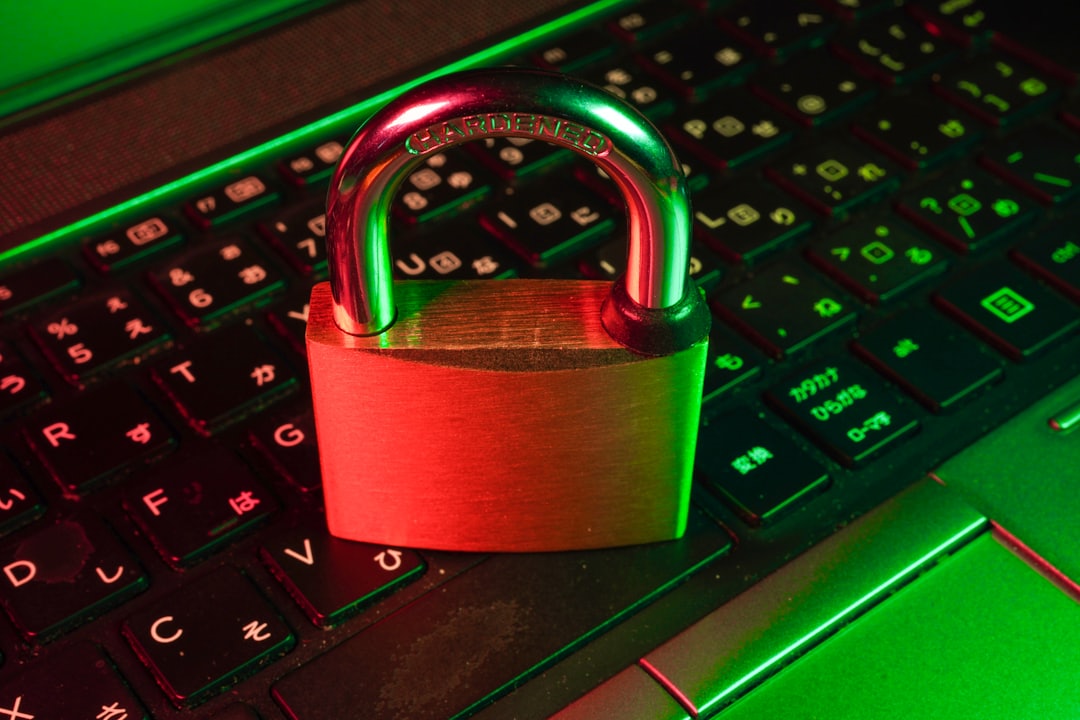 Gembok merah di atas keyboard laptop, melambangkan keamanan platform online