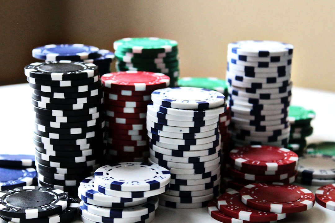 Tumpukan chip poker bertingkat dengan berbagai warna